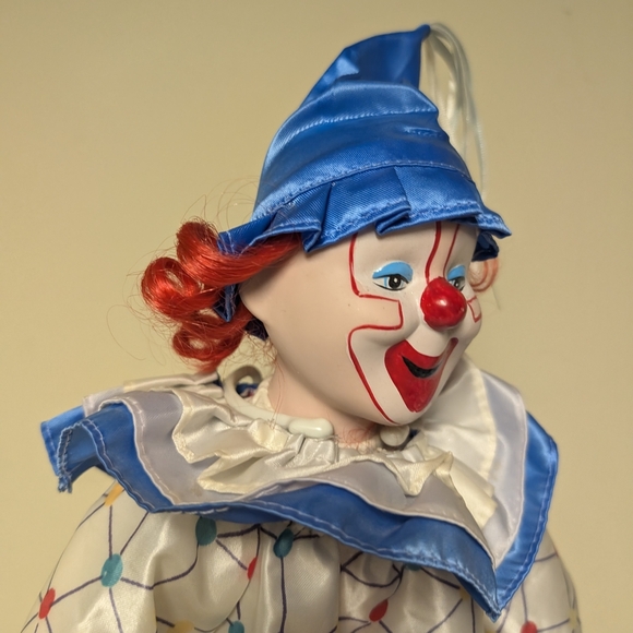 Vintage Heritage Mint Clown Collection Doll With I Love You Heart Balloon - Picture 3 of 12